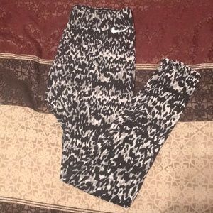 *IN GREAT CONDITION* Nike leggings, size medium!!